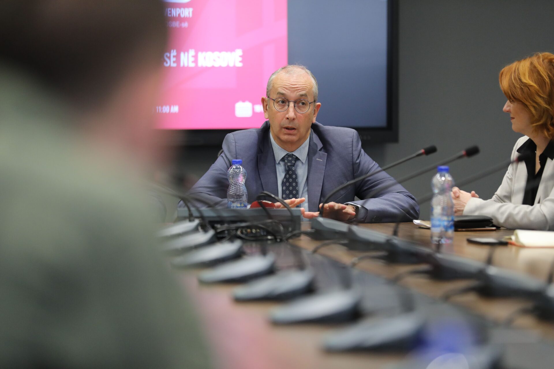 The OSCE Ambassador in Kosovo is welcomed by the students of AAB College