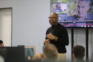 The well-known American expert on cybernetics continues with special lectures at AAB College