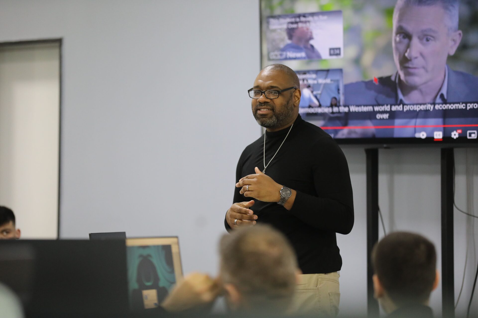 The well-known American expert on cybernetics continues with special lectures at AAB College