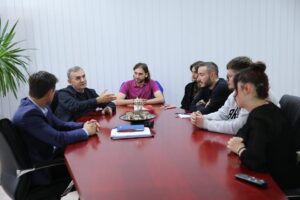 The rector of the AAB College welcomes the new presidency of the Students' Union to the meeting